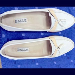 Cream/beige vintage ladies leather Bally loafers size 7.5. Never worn